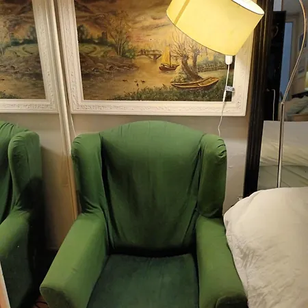 Meuble Proche Gare Du Nord Et Gare Du Nord Acces Direct Metro Appartement Parijs